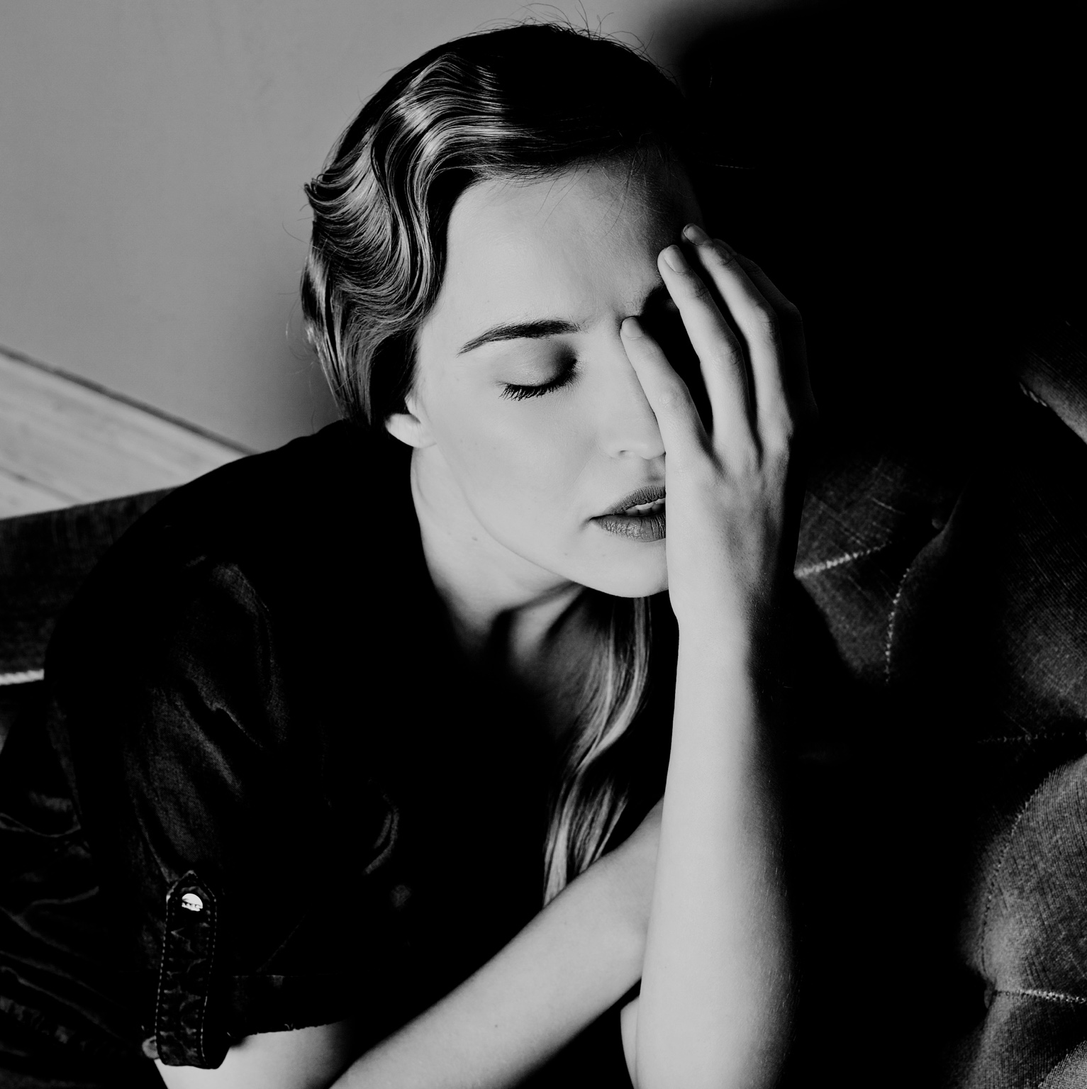 Black-and-white portrait of actress Pina Kühr, photographed by Tim Dobrovolny in Hamburg, 2012
